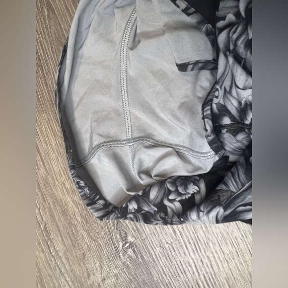 Lululemon Hotty Hot Short II Size 4 - Picture 6 of 11